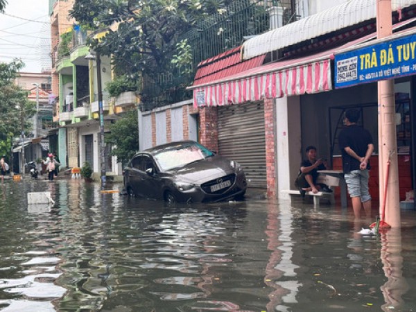 TPHCM: Sau cơn mưa lớn nhiều nơi ngập sâu, người dân vất vả ‘vượt lũ’ về nhà