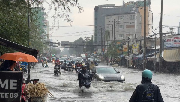 TPHCM: Sau cơn mưa lớn nhiều nơi ngập sâu, người dân vất vả ‘vượt lũ’ về nhà