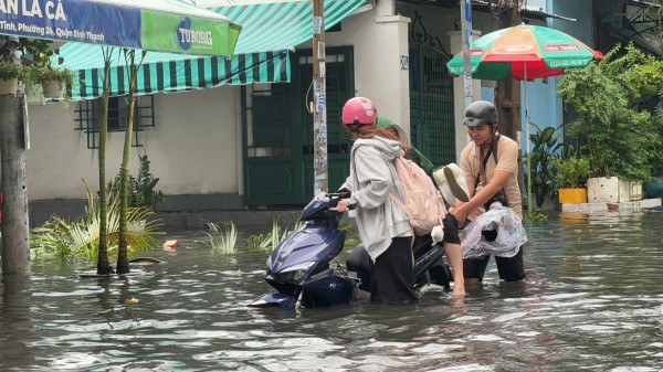 TPHCM: Sau cơn mưa lớn nhiều nơi ngập sâu, người dân vất vả ‘vượt lũ’ về nhà