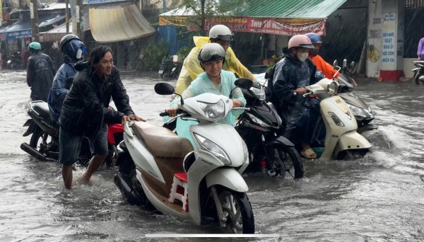 TPHCM: Sau cơn mưa lớn nhiều nơi ngập sâu, người dân vất vả ‘vượt lũ’ về nhà