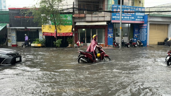 TPHCM: Sau cơn mưa lớn nhiều nơi ngập sâu, người dân vất vả ‘vượt lũ’ về nhà