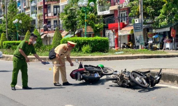 TPHCM: Tai nạn giữa hai xe máy trên đường Tân Sơn, 3 người thương vong
