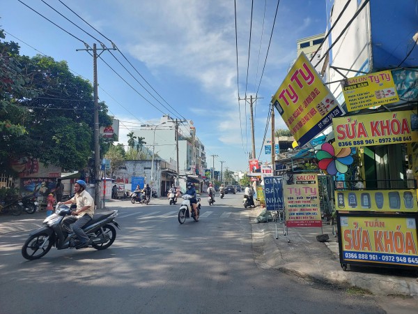 TPHCM: Tai nạn liên hoàn giữa xe buýt, xe máy và xe đạp, 2 người bị thương