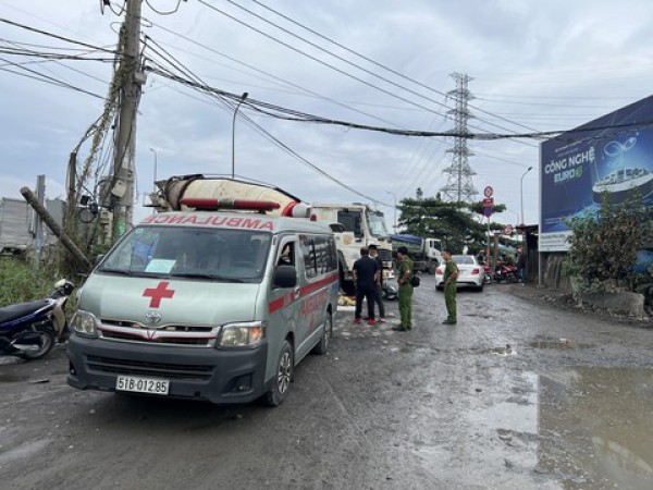 TPHCM: Xe bồn trộn bê tông rẽ phải tông ngã xe máy khiến cô gái tử vong