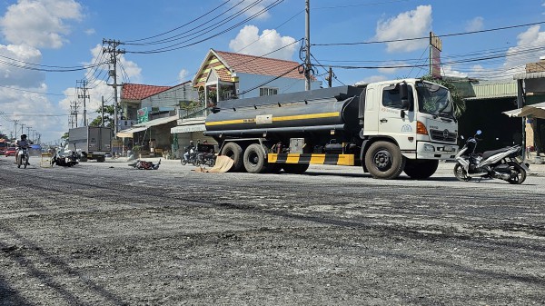 TPHCM: Xe bồn va chạm 2 xe máy tại đoạn đường đang thi công, 2 người thương vong