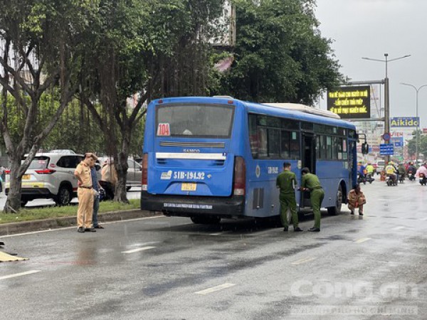 TPHCM: Xe buýt cán tử vong một người đi xe máy trên đường Điện Biên Phủ