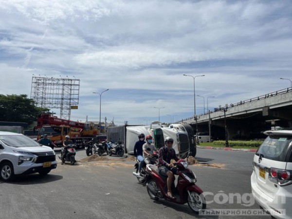TPHCM: Xe container đang ôm cua ở vòng xoay thì lật nhào TPHCM: Xe container đang ôm cua ở vòng xoay thì lật nhào