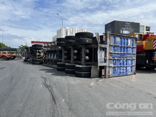 TPHCM: Xe container đang ôm cua ở vòng xoay thì lật nhào TPHCM: Xe container đang ôm cua ở vòng xoay thì lật nhào