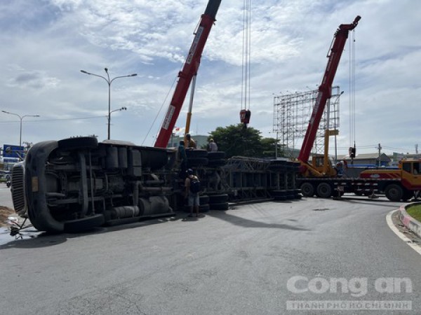 TPHCM: Xe container đang ôm cua ở vòng xoay thì lật nhào TPHCM: Xe container đang ôm cua ở vòng xoay thì lật nhào