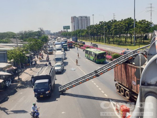 TPHCM: Xe container kéo ngã thanh giới hạn chiều cao, văng vào xe buýt