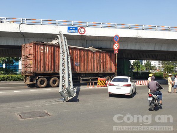 TPHCM: Xe container kéo ngã thanh giới hạn chiều cao, văng vào xe buýt