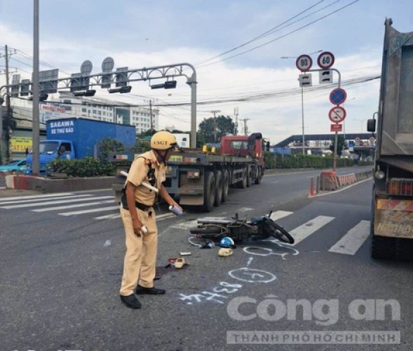 TPHCM: Xe đầu kéo ôm cua tông 2 xe máy, cán 1 nữ sinh tử vong