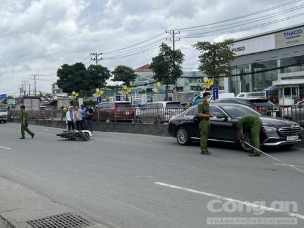 TPHCM: Xe ôm ngã xuống đường, nữ hành khách bị ô tô cán tử vong