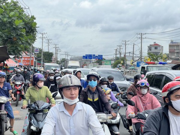 TPHCM: Xe ôm ngã xuống đường, nữ hành khách bị ô tô cán tử vong