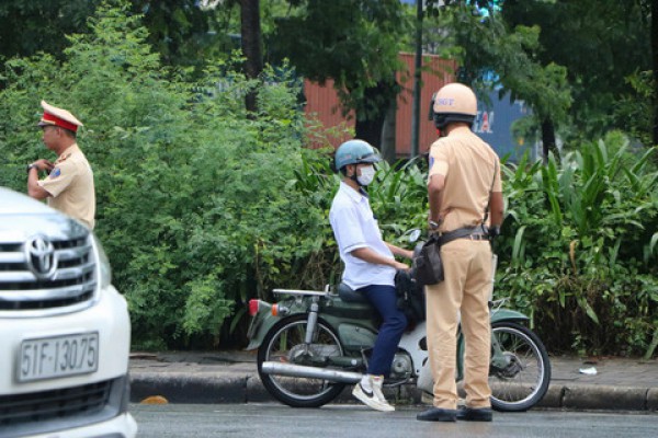 TPHCM: Xử lý hàng loạt người đi xe máy ngược chiều trên đường Bùi Bằng Đoàn