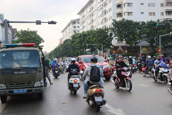 TPHCM: Xử lý hàng loạt người đi xe máy ngược chiều trên đường Bùi Bằng Đoàn