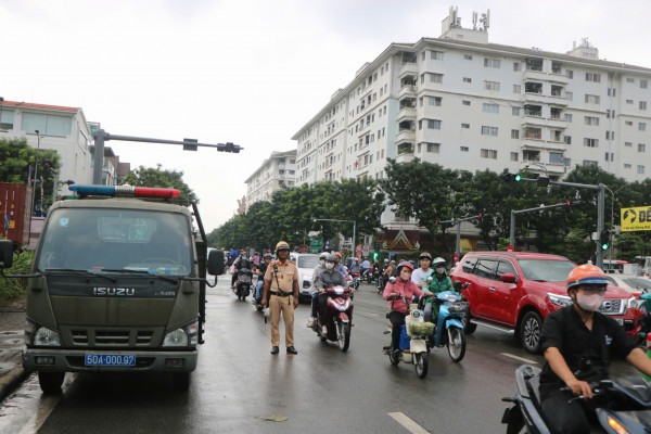 TPHCM: Xử lý hàng loạt người đi xe máy ngược chiều trên đường Bùi Bằng Đoàn