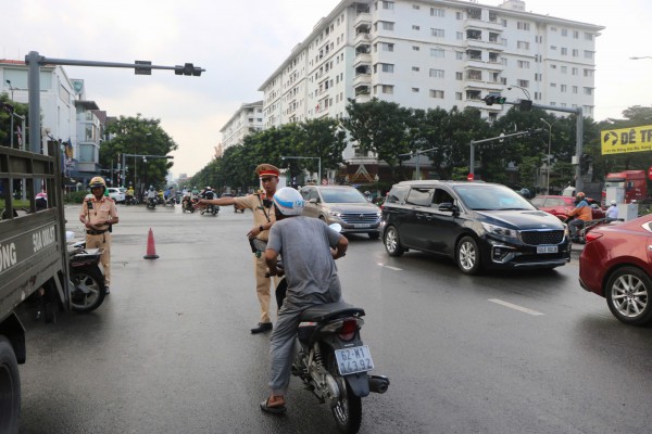 TPHCM: Xử lý hàng loạt người đi xe máy ngược chiều trên đường Bùi Bằng Đoàn