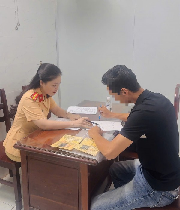 TPHCM: Xử lý tài xế xe ben chạy vào làn đường xe máy, gây bụi mù mịt TPHCM: Xử lý tài xế xe ben chạy vào làn đường xe máy, gây bụi mù mịt