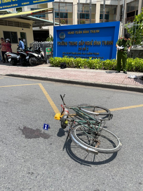 TPHCM: Điều tra vụ người đàn ông té xuống đường tử vong lúc đi xe đạp