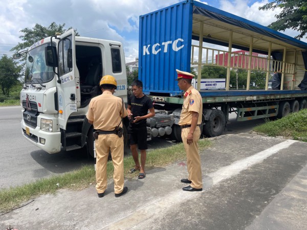 TPHCM: Đồng loạt ra quân kiểm tra ôtô kinh doanh vận tải hành khách, xe container