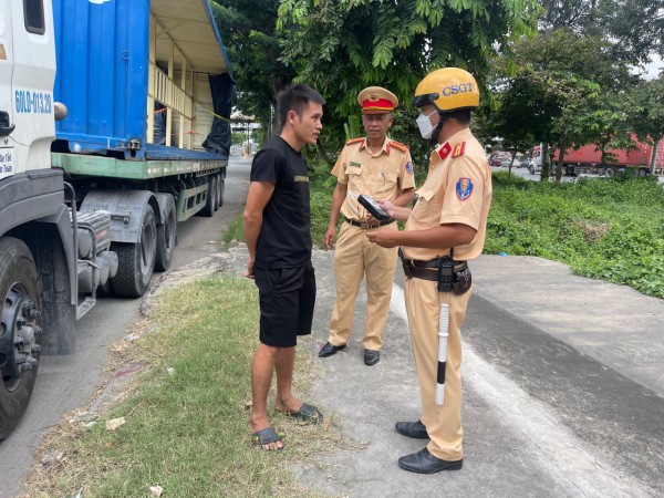 TPHCM: Đồng loạt ra quân kiểm tra ôtô kinh doanh vận tải hành khách, xe container