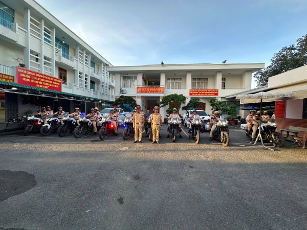 TPHCM: Đột kích lò "độ chế" xe quy mô lớn ở Dĩ An TPHCM: Đột kích lò "độ chế" xe quy mô lớn ở Dĩ An