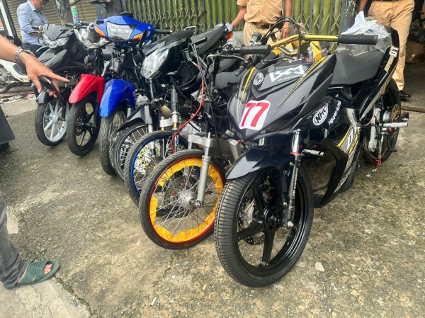 TPHCM: Đột kích lò "độ chế" xe quy mô lớn ở Dĩ An TPHCM: Đột kích lò "độ chế" xe quy mô lớn ở Dĩ An