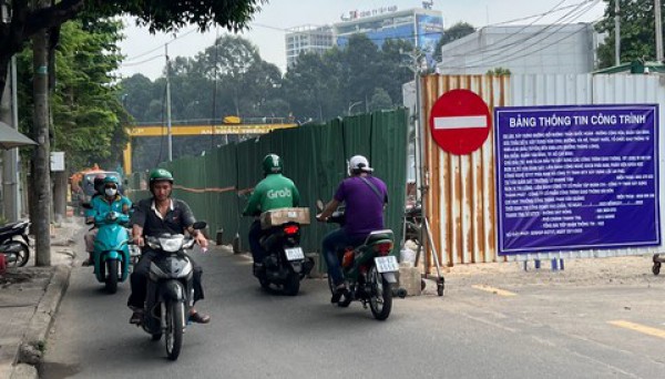 TP.Hồ Chí Minh: Cuối năm, "lô cốt", đào đường lại "hành" dân
