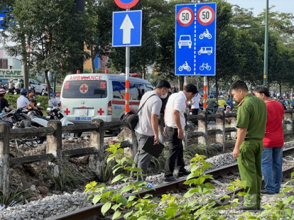 TP.Thủ Đức: Tàu hoả tông tử vong người đàn ông lúc sáng sớm TP.Thủ Đức: Tàu hoả tông tử vong người đàn ông lúc sáng sớm