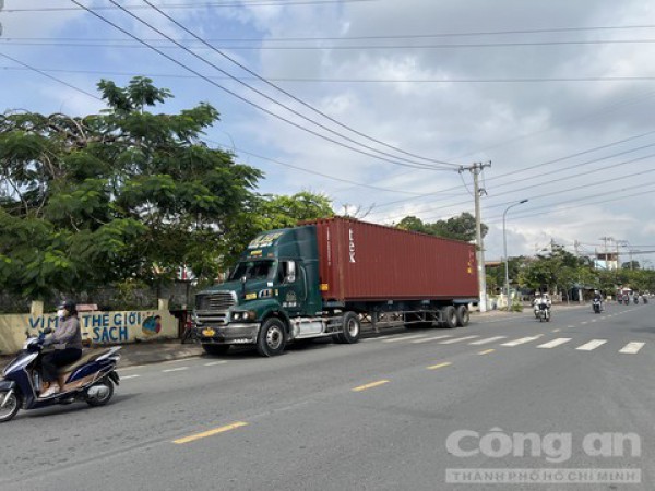 TP.Thủ Đức: Xe container va chạm xe máy, người đàn ông tử vong tại chỗ
