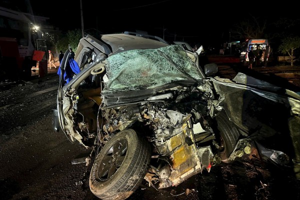 Tai nạn giữa ôtô khách và ôtô con trên Quốc lộ 14 khiến 2 người tử vong