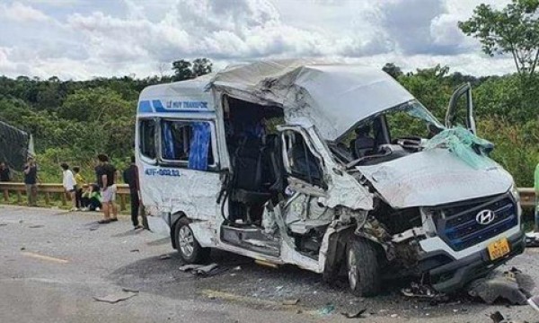 Tai nạn giữa xe khách và xe tải, 1 người tử vong, hơn chục người bị thương