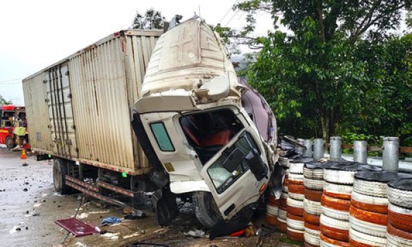 Tai nạn giữa xe khách và xe tải trên đèo Lò Xo khiến 5 người thương vong