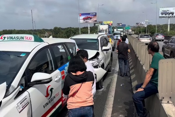 Tai nạn liên hoàn 5 xe ô tô tô trên cao tốc TPHCM - Long Thành – Dầu Giây