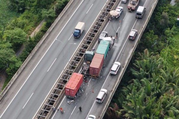 Tai nạn liên hoàn giữa 4 ô tô trên cao tốc TPHCM - Long Thành - Dầu Giây