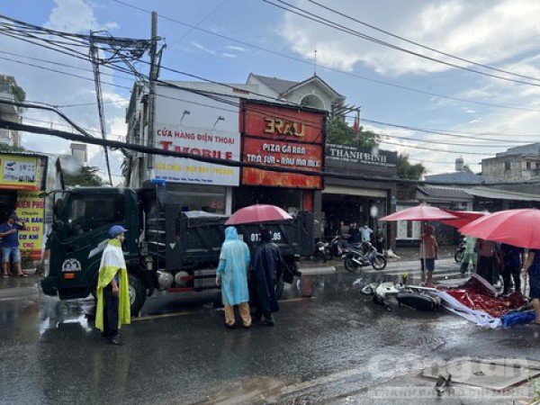 Tai nạn liên hoàn giữa hai xe máy và xe ben, một phụ nữ tử vong