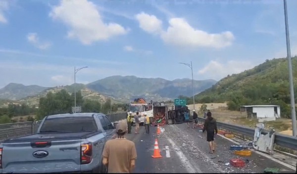 Tai nạn liên hoàn trên cao tốc Cam Lâm - Vĩnh Hảo khiến giao thông ùn tắc kéo dài