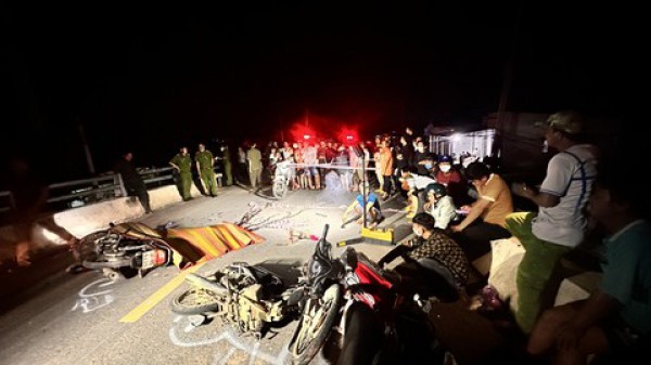 Tai nạn liên hoàn trên cầu vượt giữa 3 xe máy, 2 người tử vong