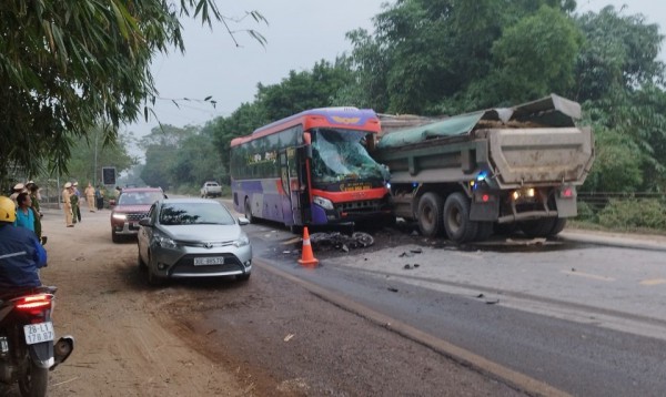 Tai nạn liên hoàn trên đường Hồ Chí Minh khiến 2 người tử vong