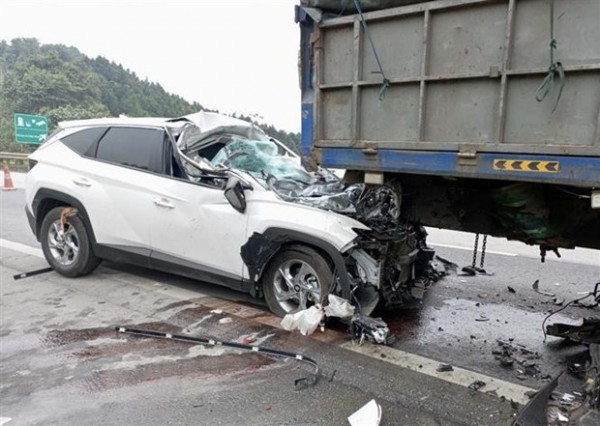Tai nạn trên cao tốc Nội Bài-Lào Cai, 2 người bị thương nặng