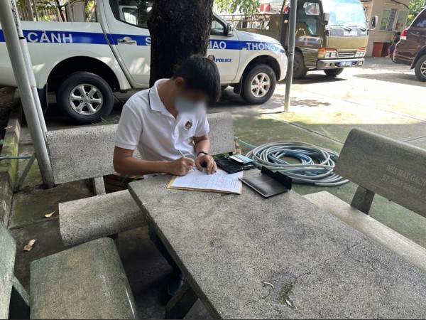 Tài xế điều khiển ô tô chạy trên lề đường đã bị CSGT Công an TPHCM xử lý