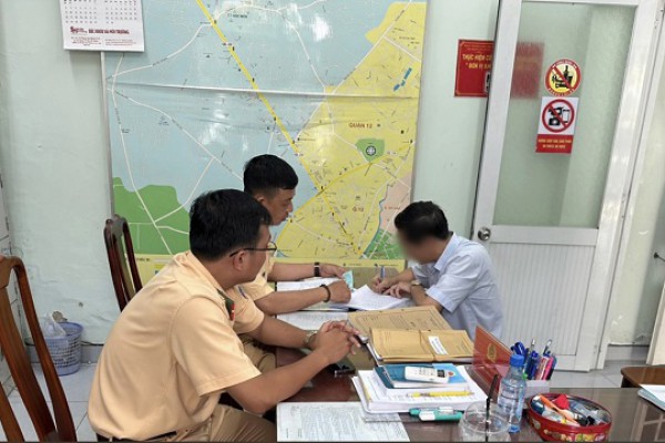 Tài xế điều khiển ô tô chạy trên lề đường đã bị CSGT Công an TPHCM xử lý