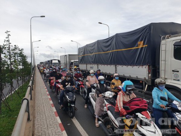 Tài xế xe ôm tử vong thương tâm sau va chạm với xe container