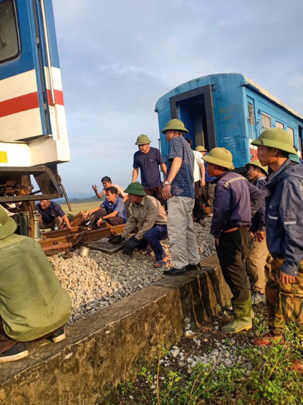 Tàu SE7 trật bánh khỏi đường ray tại Hà Tĩnh, đường sắt ách tắc cục bộ