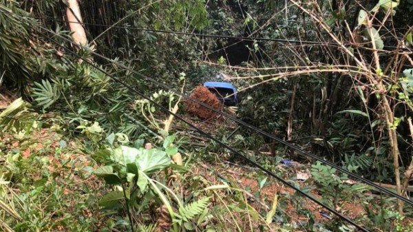 Thanh Hóa: Hai ô tô cùng lao xuống vực sâu sau cú va chạm