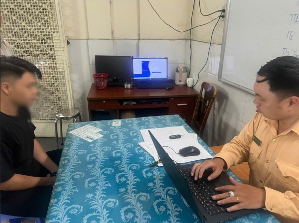 Thanh niên buông hai tay khi điều khiển xe môtô trên cầu Ba Son bị tịch thu phương tiện, xử phạt nghiêm Thanh niên buông hai tay khi điều khiển xe môtô trên cầu Ba Son bị tịch thu phương tiện, xử phạt nghiêm