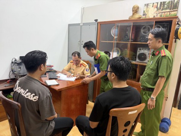 Thanh niên chạy xe máy ‘bốc đầu’ trên đường Dương Quảng Hàm đã bị tịch thu xe, phạt 7 triệu đồng Thanh niên chạy xe máy ‘bốc đầu’ trên đường Dương Quảng Hàm đã bị tịch thu xe, phạt 7 triệu đồng