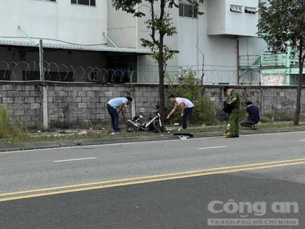 Thanh niên đi nhậu về chạy xe máy tông vào cây xanh, tử vong tại chỗ Thanh niên đi nhậu về chạy xe máy tông vào cây xanh, tử vong tại chỗ