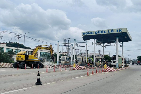 Tháo dỡ 2 trạm BOT bỏ hoang trên Quốc lộ 1K gần 3 năm nay